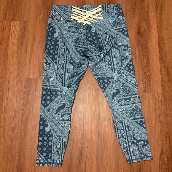 Fabletics High-waisted 7/8 Legging Blue Nova Bandana Tapioca‎ Sz L. - Picture 4 of 9